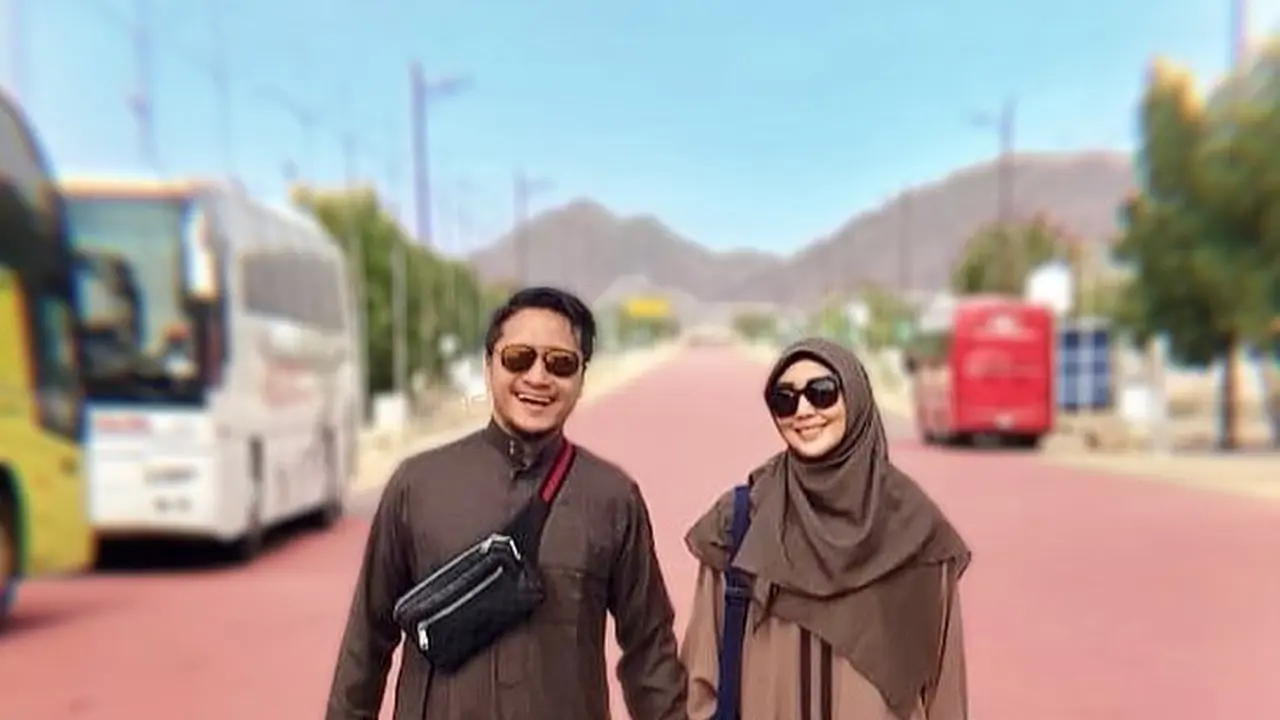 6 Potret Romantis Arie Untung dan Fenita Arie Pakai Baju Couple, Tampil Kompak