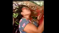 Cuplikan video viral seorang ibu diuleg cabe wajahnya, diduga karena ia tertangkap basah mencuri. (foto:Liputan6.com/edhie prayitno ige)