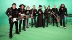 Dalam foto yang diunggah tampak Ahmad Dhani dan Andra Ramadhan berfoto bersama dengan musisi legenda dunia. Mereka adalah Simon Phillips, Ron 'Bumblefoot' Thal, Derek Sherinian, Dino Jelusić, Billy Sheehan dan Jeff Scott Soto. Banyak penggemar menyebut hasil kolaborasi tersebut akan menjadi 'Legend'. (Liputan6.com/IG/@officialdewa19)