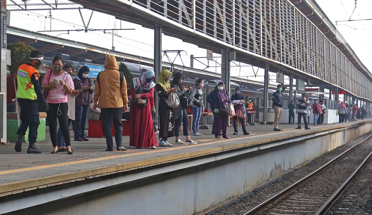 Sejumlah calon penumpang KRL Commuterline menunggu kereta di Stasiun Depok Lama, Depok, Jawa Barat, Selasa (9/6/2020). Stasiun Depok Lama terpantau lengang pada hari kedua dibukanya aktivitas perkantoran di Jakarta pada masa transisi Pembatasan Sosial Berskala Besar. (Liputan6.com/Herman Zakharia)