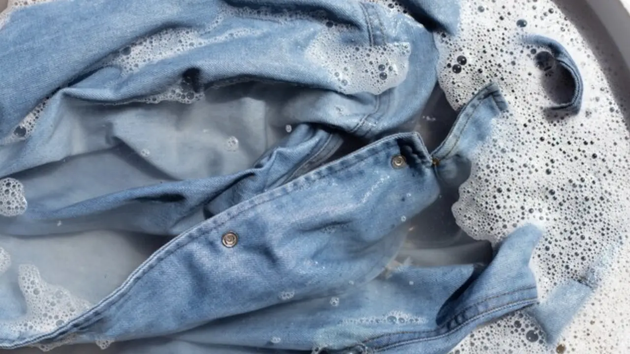 Tips Merawat Jaket Denim Agar Tidak Gampang Pudar dan Tahan Lama (photo by freepik.com)