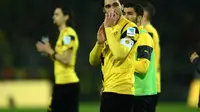 Mats Hummels tampak kecewa berat dengan hasil yang didapatkan Dortmund (PATRIK STOLLARZ / AFP)