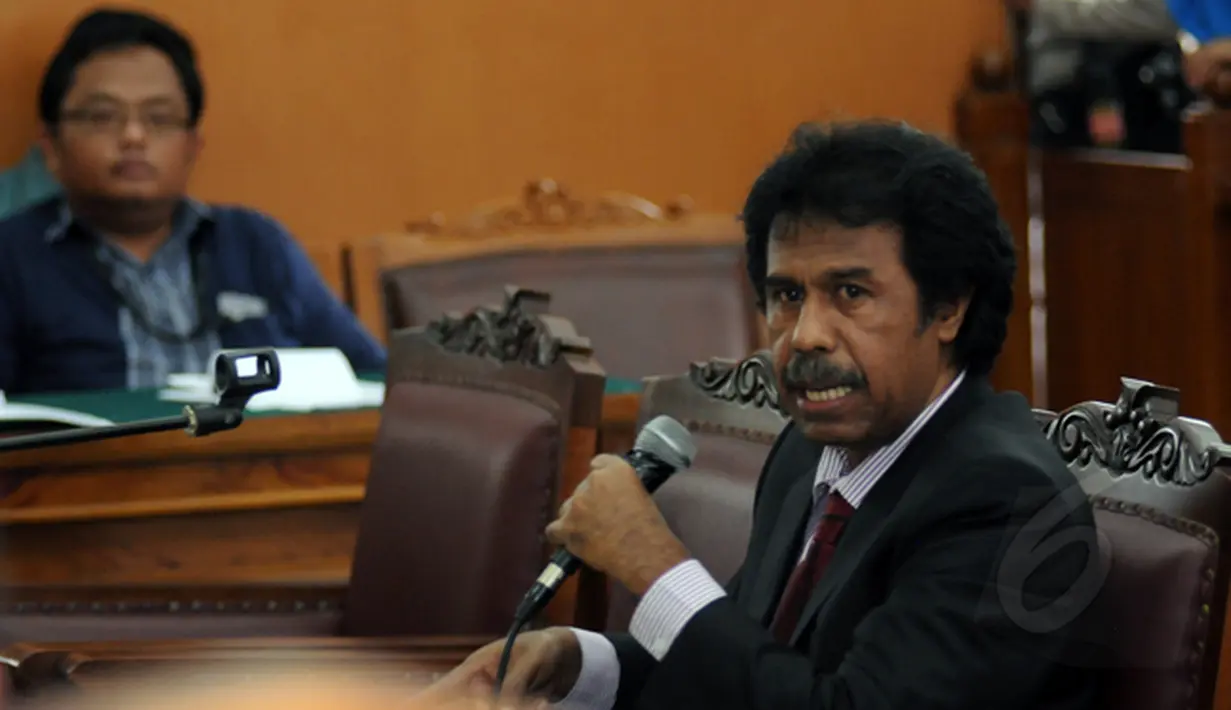 Pakar Hukum Tata Negara, Margarito Kamis memberikan kesaksian pada sidang praperadilan status tersangka Komjen Budi Gunawan (BG) di PN Jakarta Selatan, (11/2/2015). Margarito Kamis saat memberikan beberapa pernyataan. (Liputan6.com/Helmi Fithriansyah)