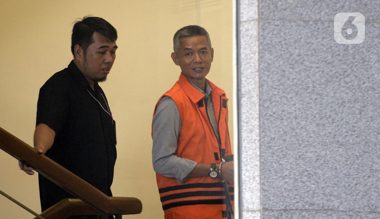 Mantan Komisioner KPU Wahyu Setiawan (kanan) bersiap menjalani pemeriksaan lanjutan penyidik di Gedung KPK, Jakarta, Selasa (17/3/2020). Wahyu Setiawan diperiksa sebagai tersangka terkait kasus dugaan penerimaan hadiah atau janji penetapan anggota DPR Terpilih 2019-2024. (merdeka.com/Dwi Narwoko)