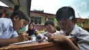 Murid SDN Mutiara mengikuti aktivitas belajar di dalam tenda darurat di Kampung Pasir Bayur, Cibeber II, Bogor, Selasa (3/4). Mereka terpaksa belajar di luar karena bangunan sekolah yang berdiri sejak tahun 2009 itu rusak berat. (Merdeka.com/Arie Basuki)