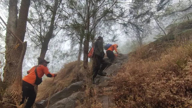 Tim SAR Gabungan evaluasi dua pendaki yang tersesat di Gunung Agung Bali. (Dok. Istimewa)