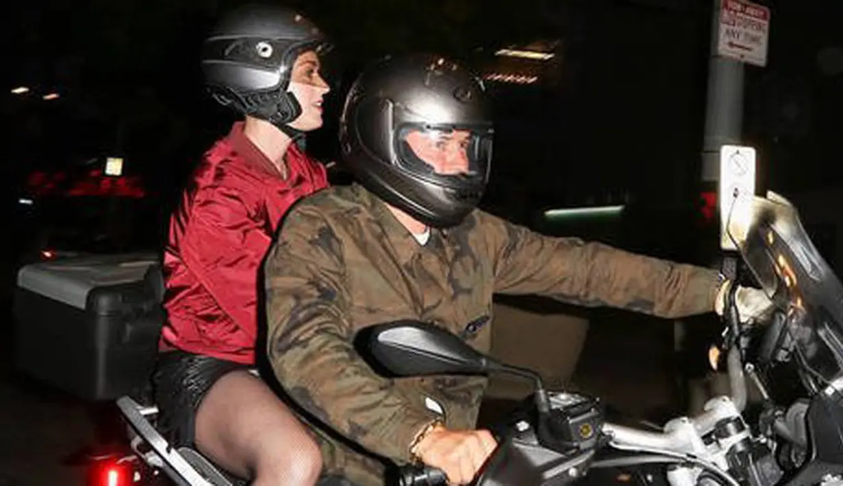 Foto Katy dan Orlando sedang berada di pantai pertama kali diunggah oleh Celebrity WOTNOT di akun Instagramnya. Kabarnya saat itu Katy begitu seksi dengan balutan bikini yang bermotif stripes.  (doc. EOnline)