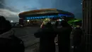 Para fans memotret stadion baru Everton, Bramley Moore Dock menjelang pertandingan uji coba persahabatan antara Everton U18 melawan Wigan U18 di Liverpool, Inggris, Senin (17/02/2025) waktu setempat. (AFP/Paul Ellis)