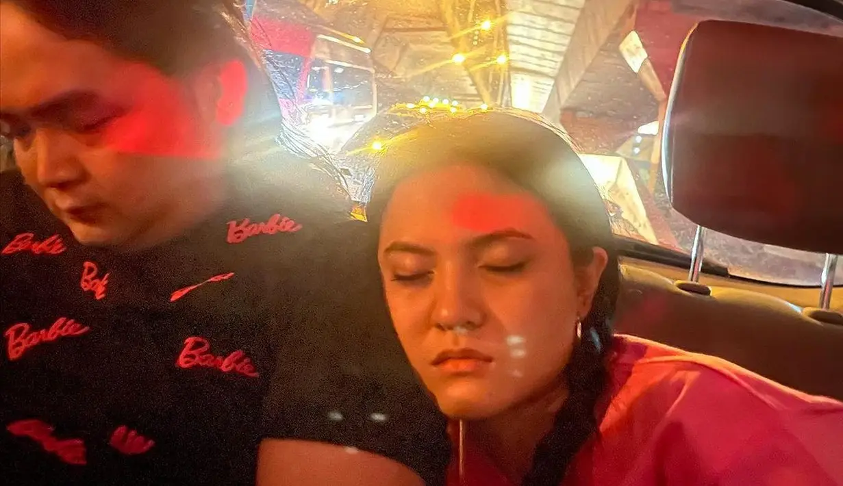 Sekedar informasi, Arif Hidayat resmi melamar Gritte Agatha di Hotel Borobudur Senin 14 Agustus 2023 lalu. Sebelumnya, masih ditahun yang sama, Arif memberikan cincin pada Gritte di dalam mobil sebagai bentuk keseriusannya. Tampak Marsha Aruan kelehan saat kembali ke tempatnya menginap. [Instagram/gritteagathaa]