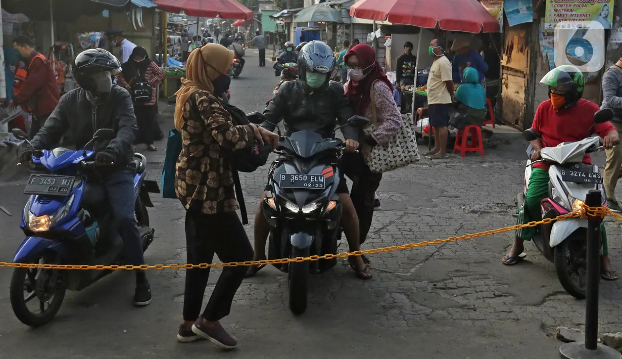 Sejumlah calon penumpang KRL Commuterline saat akan masuk Stasiun Depok Lama, Depok, Jawa Barat, Selasa (9/6/2020). Stasiun Depok Lama terpantau lengang pada hari kedua dibukanya aktivitas perkantoran di Jakarta pada masa transisi Pembatasan Sosial Berskala Besar. (Liputan6.com/Herman Zakharia)