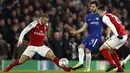 Pemain Chelsea, Cesc Fabregas (tengah) mencoba melewati adangan dua pemain Arsenal pada laga leg pertama semifinal Piala Liga Inggris di Stamford Bridge, London, (10/01/2018). Chelsea bermain imbang 0-0 lawan Arsenal. (AFP/Adrian Dennis)