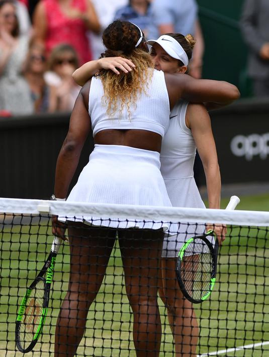 Petenis Simona Halep (kanan) memeluk Serena Williams usai mengalahkannya dalam pertandingan final tunggal putri Wimbledon 2019 di London, Inggris, Sabtu(13/7/2019). Petenis Rumania itu mengalahkan jagoan Amerika Serikat dua set langsung, 6-2 dan 6-2. (Photo by GLYN KIRK/AFP)