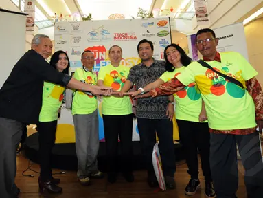 Ketua Pundi Amal SCTV, M Risanggono (kiri) bersama penyelenggara ”Run for Leprosy” berfoto bersama usai menggelar jumpa pers di Mall Alam Sutera, Tangerang, Kamis (26/2/2015). (Liputan6.com/Helmi Fithriansyah)