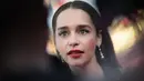 Memamerkan kecantikan alaminya, Emilia Clarke menyelipkan rambut coklatnya di belakang matanya dan menjaga riasannya tetap natural selain dari bibir merahnya yang tebal. (LOU BENOIST / AFP)