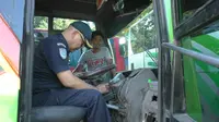 Dishub Kota Cirebon menemukan 11 bus dalam kondisi tidak laik jalan dan dilarang beroperasi. Foto (Liputan6.com / Panji Prayitno)