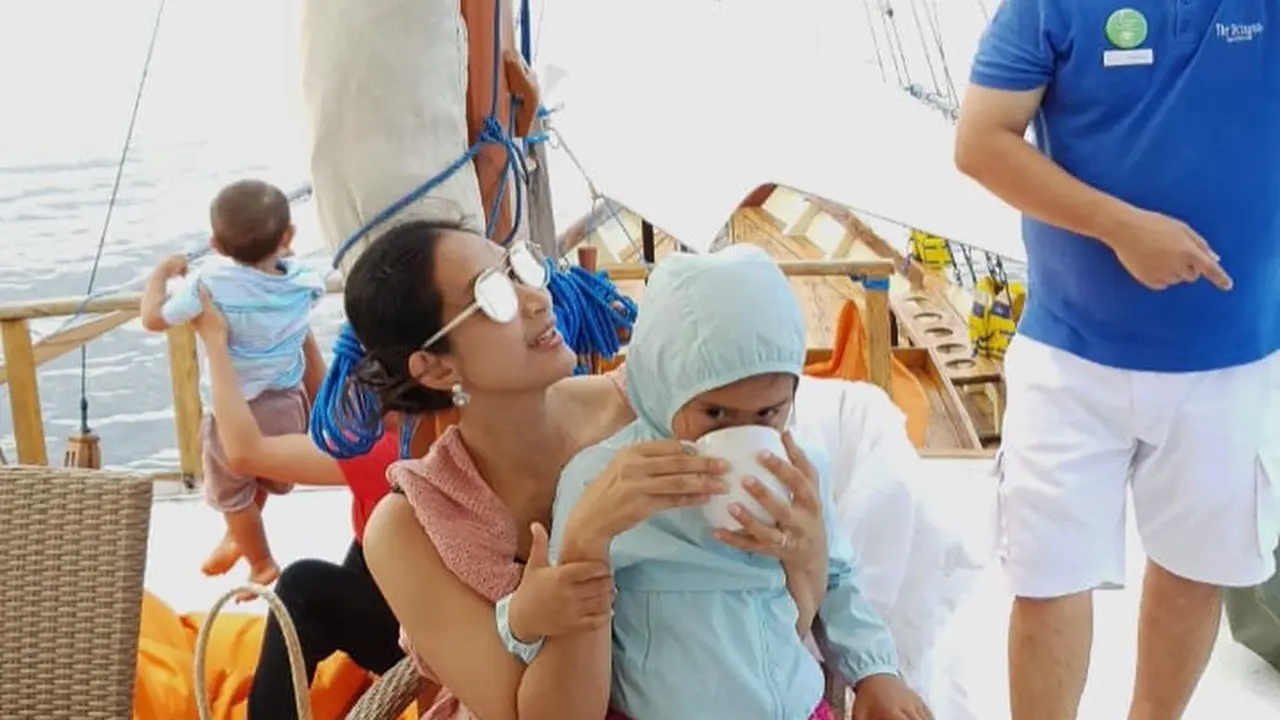7 Gaya Liburan Happy Salma di Atas Kapan Bersama Keluarga