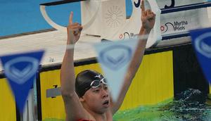 Perenang Indonesia, Jason Donovan Yusuf, merayakan kemenangannya di final 100 meter gaya punggung putra di SEA Games ke-33 di Bangkok, Thailand, Rabu 10 Desember 2025. Cabang olahraga renang sukses menyabet emas pada hari pertama SEA Games 2025, Rabu (10/11/2025). (AP Photo/Achmad Ibrahim)