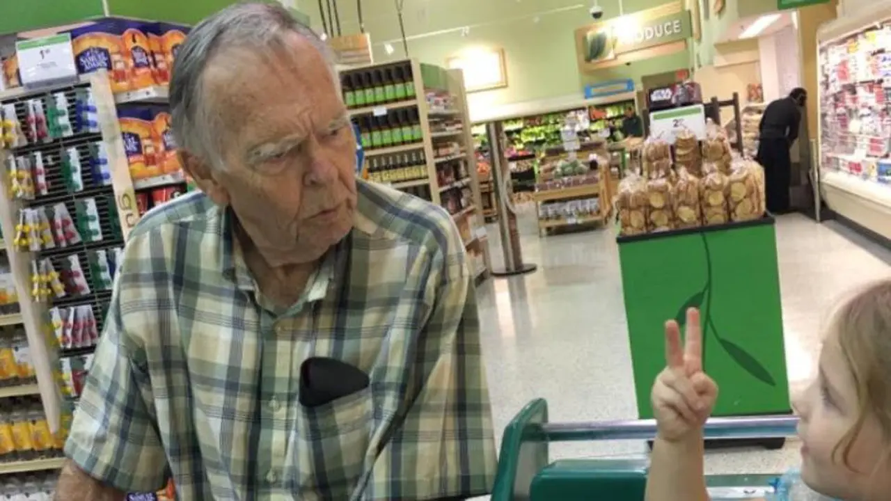 Bertemu di Supermarket, Gadis Kecil & Kakek ini Menjadi Sahabat