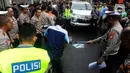 Salah satu adegan dalam rekonstruksi ulang kasus kecelakaan yang menewaskan mahasiswa Universitas Indonesia (UI), M Hasya Attalah Syahputra (18), di Jalan Srengseng Sawah, Jagakarsa, Jakarta, Kamis (2/2/2023). Polda Metro Jaya membawa dua kendaraan yang terlibat, yaitu Mitsubishi Pajero milik Ajun Komisaris Besar purnawirawan Eko Setia Budi Wahono dan Kawasaki Pulsar Bajaj yang ditumpangi Hasya Athallah Saputra. (merdeka.com/Arie Basuki)