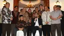 Suasana pertemuan Presiden ke-3 RI Bacharuddin Jusuf Habibie dengan mantan Wakil PM Malaysia Anwar Ibrahim di kediamannya di Jalan Patra Kuningan XIII, Jakarta Selatan, Minggu (20/5). (Liputan6.com/Angga Yuniar)