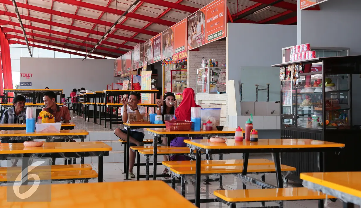 Suasana tempat makan di Rest Area Km 102, Jawa Barat, Senin (13/7/2015). Meski Rest Area Km 102 masih dalam proses penyempurnaan, area ini sudah bisa dikunjungi pemudik yang ingin beristirahat. (Liputan6.com/Herman Zakharia)