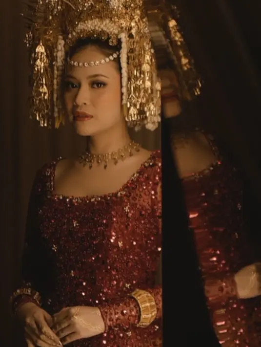 Sementara itu, Hanggini tampil menawan dengan kebaya maroon dihiasi payetan yang tampak begitu indah. Lengkap dengan aksesori kalung dan gelangnya.  [@hanggini]