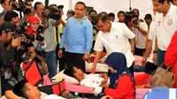 Wakil Presiden Jusuf Kalla (tengah) berbincang dengan salah satu pendonor darah di Bundaran HI, Jakarta, Minggu (29/3/2015). Acara donor darah diadakan serentak di 25 kota di tanah air bertujuan membudayakan aksi donor darah. (Liputan6.com/Panji Diksana)