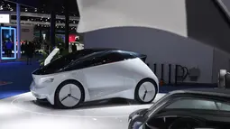 Mobil konsep di area ekshibisi otomotif Pameran Impor Internasional China (China International Import Expo/CIIE) ketiga di Shanghai, China (5/11/2020). CIIE ketiga ini memamerkan berbagai macam kendaraan dari negara-negara seperti Jerman, AS, Inggris, Jepang, Korsel, Swedia. (Xinhua/Zhao Dingzhe)