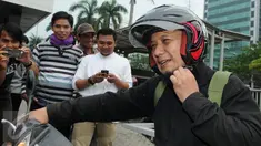 Penyidik senior KPK, Novel Baswedan  saat akan meninggalkan Gedung KPK menggunakan motor, Jakarta, Jumat (4/12). Novel akhirnya tidak jadi ditahan oleh Kejaksaan Bengkulu dan kembali ke Jakarta didampingi oleh kuasa hukumnya. (Lputan6.com/Helmi Afandi) 