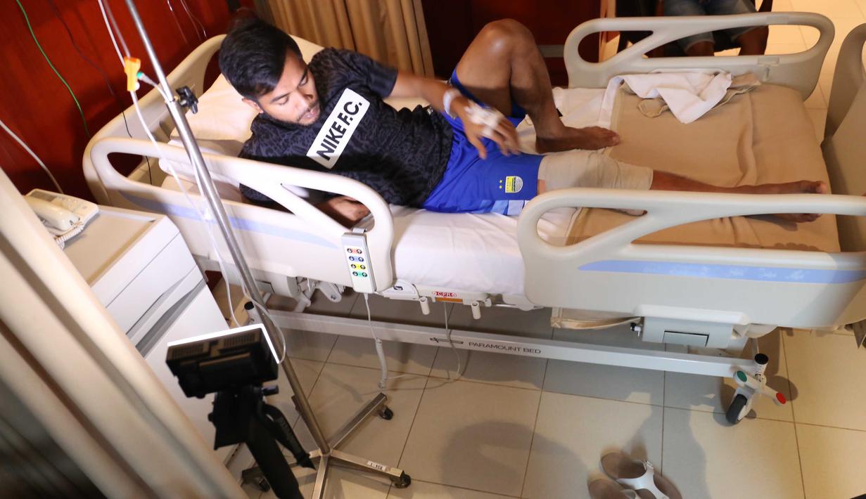 Pemain Persib Bandung, Zulham Zamrun saat bercerita tentang operasi cedera  di Rumah Sakit, Jakarta, Selasa(8/12/2015). (Bola.com/Nicklas Hanoatubun)