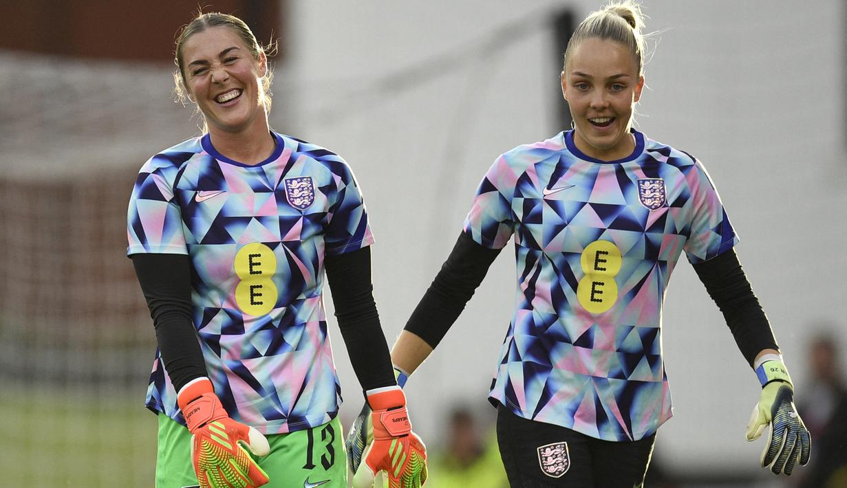 Kiper Timnas Wanita Inggris, Mary Earps (kiri) bercanda dengan rekannya, Ellie Roebuck dalam sesi pemanasan sebelum laga kualifikasi Piala Dunia Wanita 2023 menghadapi Luksemburg di Bet365 Stadium, Stoke, Inggris (6/9/2022). Mary Earps saat ini juga menjadi bagian dari skuad Timnas Wanita Inggris dan telah mengoleksi 31 caps sejak melakukan debut pada 11 Juni 2017. (AFP/Oli Scarff)