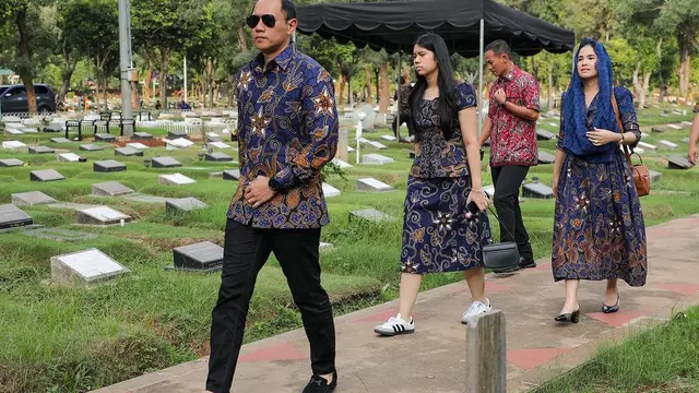 7 Momen Annisa Pohan dan Keluarga Ziarah ke Makam Ani Yudhoyono, Ungkap Kerinduan