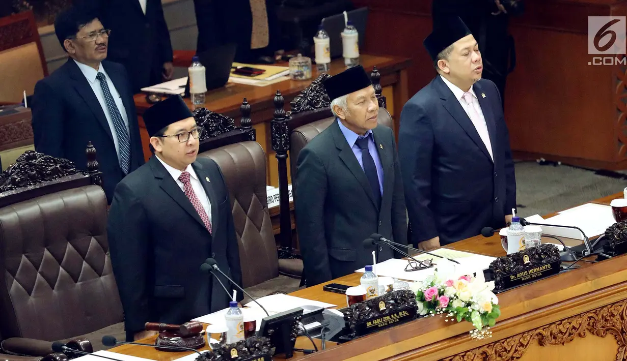 Plt Ketua DPR Fadli Zon (kiri), Wakil Ketua DPR Agus Hermanto (tengah), dan Fahri Hamzah (kanan) saat mengisi Rapat Paripurna ke-15 di Senayan, Jakarta, Selasa (9/1). (Liputan6.com/Johan Tallo)
