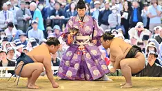 Pegulat sumo bersiap untuk bertanding dalam turnamen Honozumo di Kuil Yasukuni, Tokyo, Jepang, 15 April 2019. Turnamen seremonial ini diikuti oleh para jawara sumo. (TRIBALLEAU CHARLY/AFP)