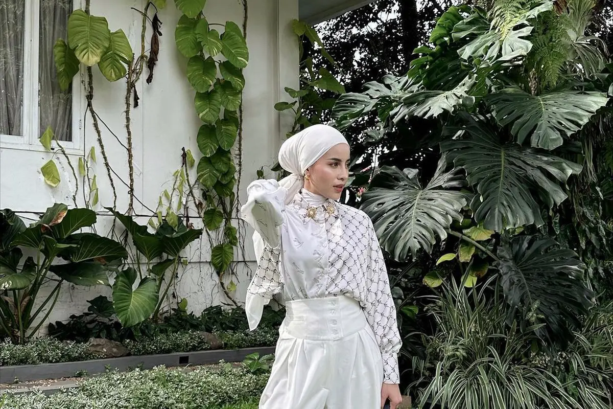 Emy Aghnia dengan outfit elegan.