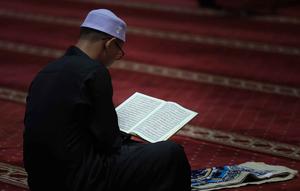 Untuk mengisi waktu saat menjalani ibadah puasa di bulan Ramadan, umat Muslim juga dapat bertadarus Al-Quran di Masjid Istiqlal, Jakarta. Tampak dalam foto, umat Muslim membaca Al-Quran atau tadarus saat menjalani hari pertama Ramadan 1447 Hijriah di Masjid Istiqlal, Jakarta, Kamis (19/2/2026). (Kapanlagi.com/Budy Santoso)