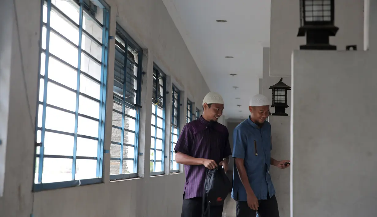 M. Ridwan (kiri) dan Supardi saat pulang dari sholat jumat di Mess Persib sebelum berangkat ke Jakarta, Jumat (16/10/2015). (Bola.com/Vitalis Yogi Trisna)