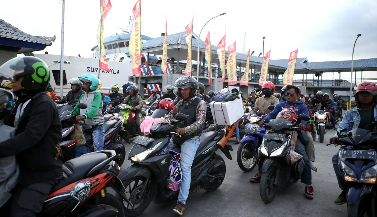 Pemudik mengendarai motor menaiki sebuah kapal feri untuk pulang ke kampung halaman mereka di Pelabuhan Gilimanuk, Bali, pada Jumat, 5 April 2024. (AP Photo/Firdia Lisnawati)