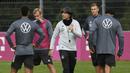 Pelatih Timnas Jerman, Joachim Loew, memimpin sesi latihan jelang laga UEFA Nations League di Stuttgart, Senin (31/8/2020). Jerman akan berhadapan dengan Spanyol. (AFP/Thomas Kienzle)