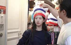 Fashion Casual Go Youn Jung dengan Make Up Natural di Paris