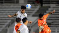 Pemain Timnas Indonesia U-22, Kadek Arel Priyatna menyundul bola ke gawang India dalam laga uji coba di Stadion Madya, Senayan, Jakarta, Minggu (13/10/2025). (Bola.com/Bagaskara Lazuardi)