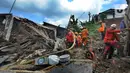 Tim SAR gabungan melakukan pencarian warga yang tertimbun tanah longsor di Kampung Kebon Jahe, Kelurahan Kebon Kelapa, Kecamatan Bogor Tengah, Kota Bogor, Kamis (13/10/2022). Sebanyak delapan orang warga tertimbun longsor dan hingga Rabu malam, empat orang telah berhasil dievakusi dalam kondisi selamat. (merdeka.com/Arie Basuki)