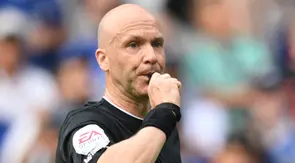 Aksi wasit Anthony Taylor saat memimpin laga Chelsea kontra Tottenham Hotspur pada lanjutan Liga Inggris 2022/2023, di Stamford Bridge, Minggu (14/8/2022). (Glyn Kirk/AFP AFP)