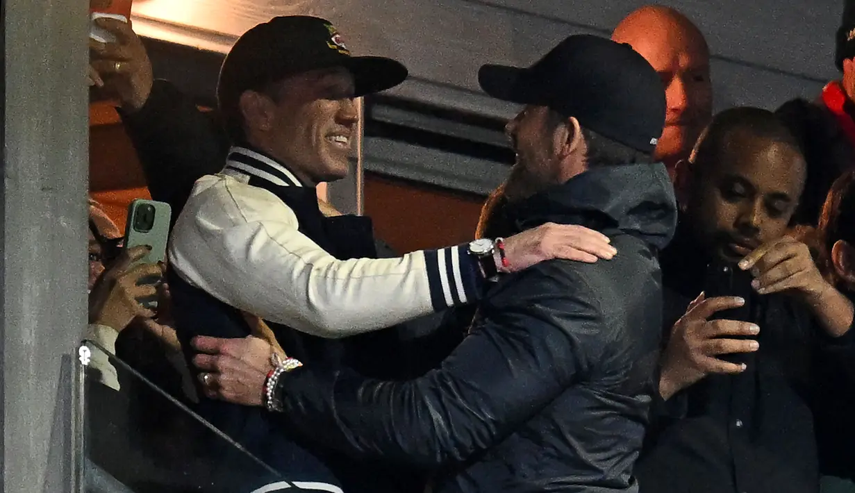 Aktor Hollywood, Ryan Reynolds (kanan) dan pemilik klub Wrexham, Rob McElhenney merayakan kemenangan timnya saat laga English National League antara Wrexham melawan Boreham Wood di Racecourse Ground Stadium, Wrexham, Wales, Sabtu (22/04/2023). Wrexham menang dengan skor 3-1 dan berhasil promosi ke Liga Dua Inggris. (AFP/Oli Scarff)