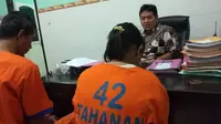 Satuan Reserse Narkoba Polresta Sidoarjo menangkap seorang ibu muda yang kerap menyimpan sabu dalam bra. (Liputan6.com/ Dian Kurniawan)