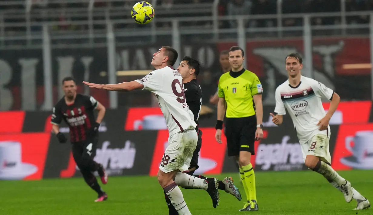 Pemain AC Milan Brahim Diaz (tengah) berebut bola dengan pemain Salernitana Lorenzo Pirola (tengah kiri) pada pertandingan sepak bola Serie A Liga Italia di Stadion San Siro, Milan, Italia, 13 Maret 2023. Pertandingan berakhir imbang dengan skor 1-1. (AP Photo/Luca Bruno)