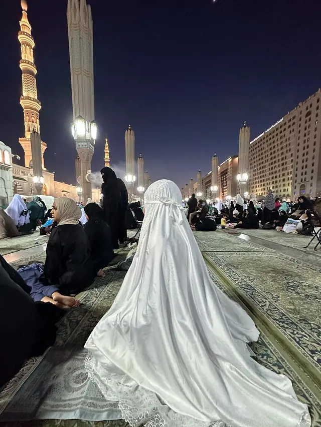 7 Potret Puteri Modiyanti 'Anak' Tommy Soeharto Jalani Umroh, Curi Perhatian