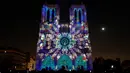 Gambar pada 20 Oktober 2018 menunjukkan Gereja Katedral Notre Dame selama pertunjukan cahaya berjudul "Dame de Coeur" di Paris, Prancis. Pertunjukan cahaya tersebut bagian dari perayaan seratus tahun Perang Dunia I. (Photo by Ludovic MARIN/AFP)