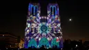 Gambar pada 20 Oktober 2018 menunjukkan Gereja Katedral Notre Dame selama pertunjukan cahaya berjudul "Dame de Coeur" di Paris, Prancis. Pertunjukan cahaya tersebut bagian dari perayaan seratus tahun Perang Dunia I. (Photo by Ludovic MARIN/AFP)