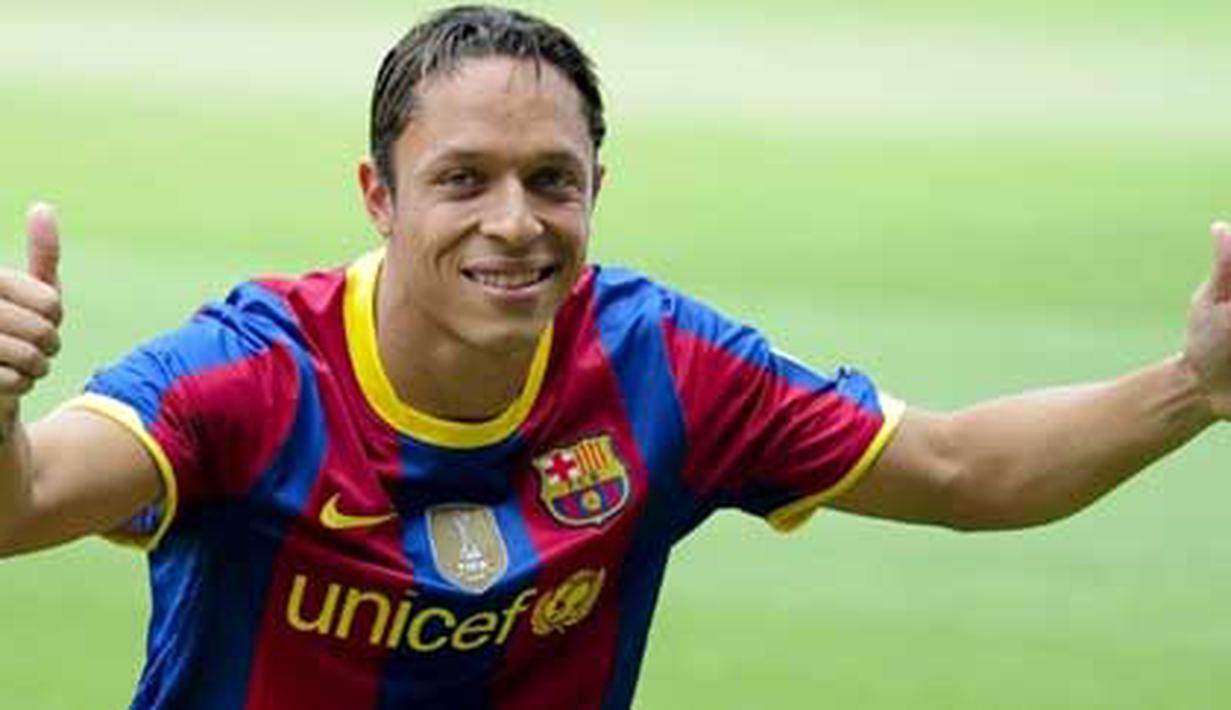 Rekrutmen baru Barcelona asal Brasil Adriano Correia di presentasi resminya yang berlangsung di Nou Camp, 19 Juli 2010. Adriano diboyong dari Sevilla dengan fee 9,5 juta euro plus add-ons 4 juta euro. AFP PHOTO / JOSEP LAGO